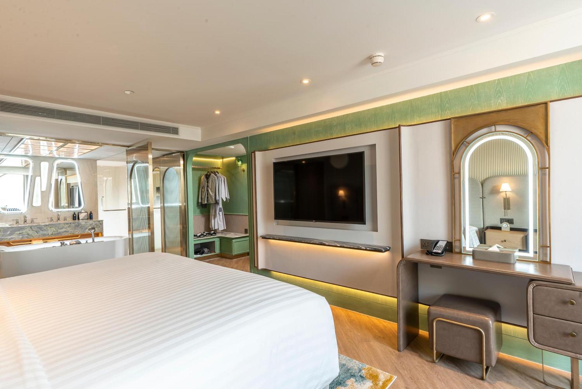 The Salil Hotel Riverside Bangkok Exterior photo Deluxe Suite