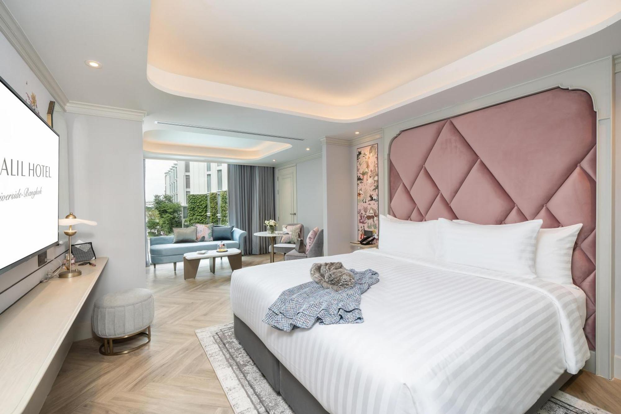 The Salil Hotel Riverside Bangkok Exterior photo Deluxe Suite